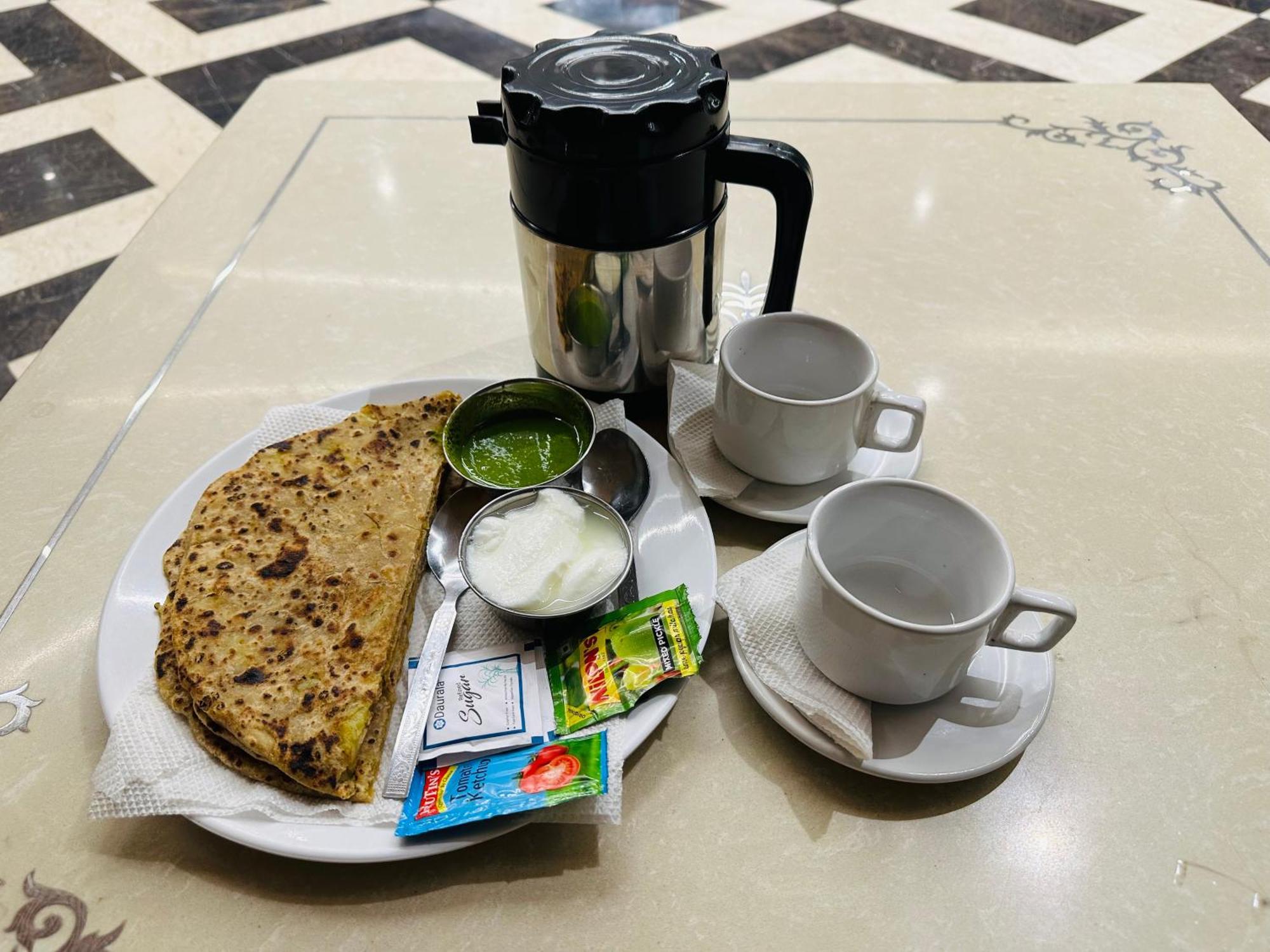 Chowdhry Tourist Lodge - New Delhi Railway Station - 2 Minutes Walk Exterior foto