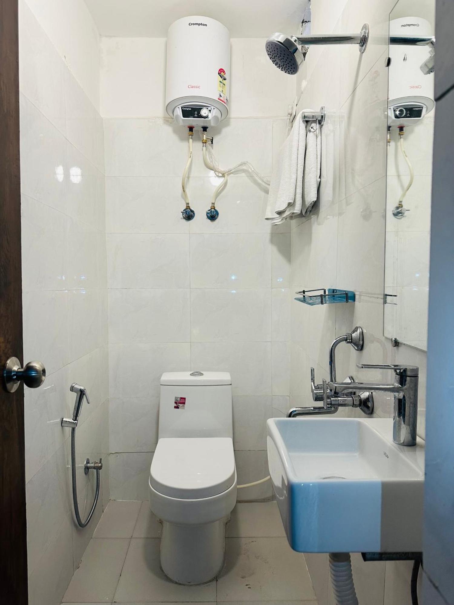 Chowdhry Tourist Lodge - New Delhi Railway Station - 2 Minutes Walk Exterior foto